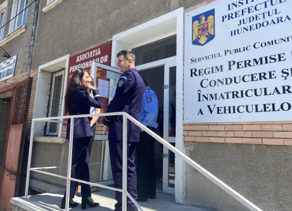 Acces cu programare la Serviciului public comunitar regim permise de conducere și înmatriculare a vehiculelor de la Petroșani