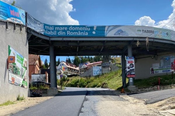 Covor nou de asfalt pe drumul județean din stațiunea turistică Straja Lupeni