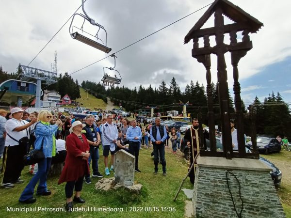 Sărbătoare cu muzică, tocan de oaie și concurs de tăiat lemne, la ”Nedeia Troiței” din Parâng