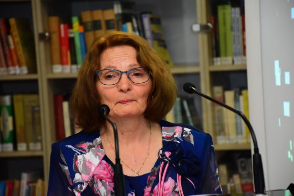 Mariana Pândaru, sărbătorită la Biblioteca județeană din Deva pentru cinci decenii de creație și șapte decenii de viață