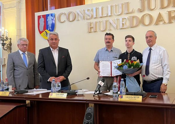 Alexandru Raul Todoran, încă un elev ”de aur” răsplătit pentru performanțele sale de Consiliul județean Hunedoara