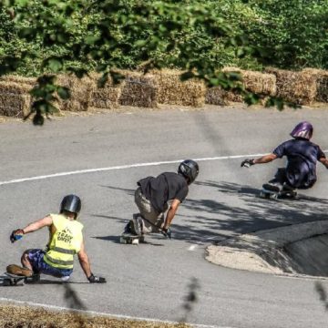 Spectacol și adrenalină  pe placă cu role, la ”Transylvania Downhill” de la Pasul Vîlcan