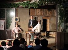 Peste 400 de spectatori au asistat la spectacolul de teatru „Cerere în căsătorie” de A.P.Cehov în Geoparcul Țării Hațegului