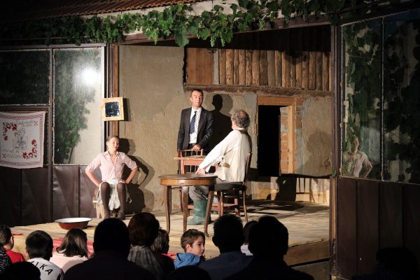 Peste 400 de spectatori au asistat la spectacolul de teatru „Cerere în căsătorie” de A.P.Cehov în Geoparcul Țării Hațegului