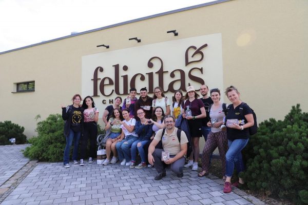 Voluntarii pentru Geoparc au studiat schimbările climatice din Cretacic ca să participe la o tabără internațională