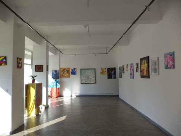 ”Universul culorilor”, expoziție colectivă de pictură la Galeria de artă din Lupeni