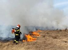 Incendiile de vegetație uscată rămân o problemă majoră pentru pompierii hunedoreni