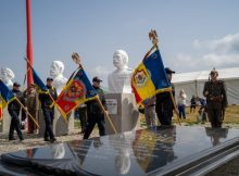 Momente emoționante și trăiri profunde la ceremonialul dedicat Eroilor Marelui Război în Panteonul de la Pasul Vîlcan