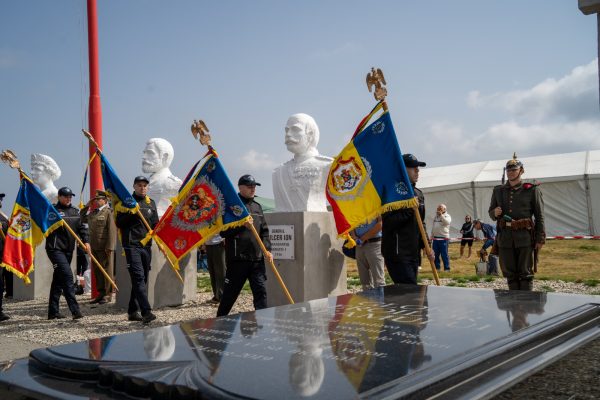 Momente emoționante și trăiri profunde la ceremonialul dedicat Eroilor Marelui Război în Panteonul de la Pasul Vîlcan