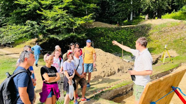 Vreme frumoasă, porți larg deschise și surprize la  Ziua Porților Deschise de la Sarmizegetusa Regia!