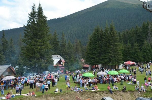 De Sfânta Marie e nedeie la troița din Parâng