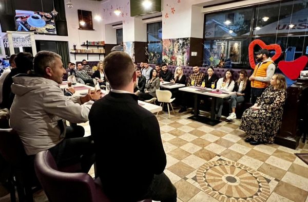 Tineri liberali și seniori ai PNL Hunedoara la prima ediție a inițiativei ”Cafeneaua Liberală”