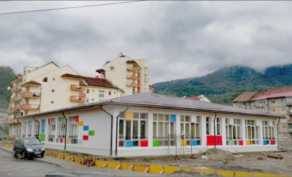 Noua grădiniță din Cartierul Bucura 2 de la Uricani este pregătită pentru a-i întâmpina pe primii săi beneficiari