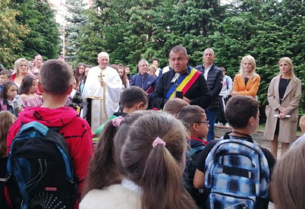 Copiii din Uricani au revenit, cu mic, cu mare, pe băncile școlii