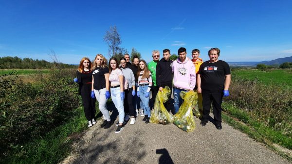 Acțiune de ecologizare la porțile Retezatului, de Ziua Națională a Muntelui