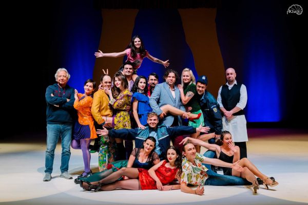 Debut de stagiune emoționant la Teatrul ”I.D. Sîrbu” din Petroșani, cu spectacolul ”D`ale Carnavalului” sub bagheta regizorului basarabean Alexandru Grecu, un tribut adus genialului dramaturg I.L. Caragiale