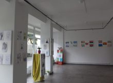 ”Compoziții” ale elevilor profesorului Kriss Falticska, expuse pe simezele galeriei de artă din Lupeni