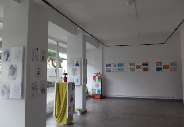 ”Compoziții” ale elevilor profesorului Kriss Falticska, expuse pe simezele galeriei de artă din Lupeni