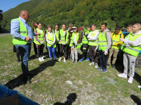 Acțiune de ecologizare cu dublă semnificație la Petrila, pe Cheile Jiețului