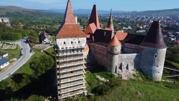 Lucrările de restaurare de la Castelul Corvinilor au ajuns la Turnul Neboisa