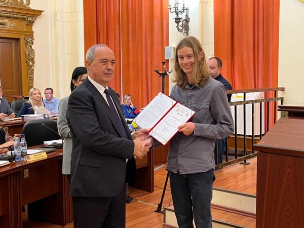 Premiu pentru încă un elev olimpic hunedorean și dascălii acestuia, de la CJH