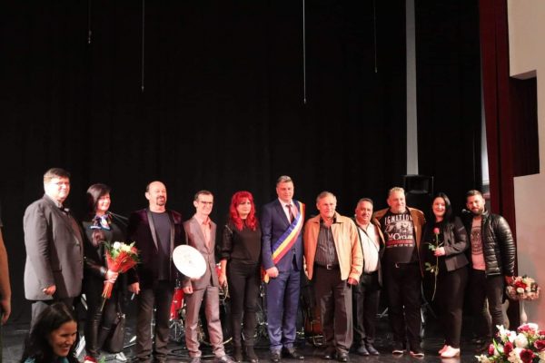 Seniorii muzicii din Valea Jiului în concert aniversar pentru seniorii Lupeniului