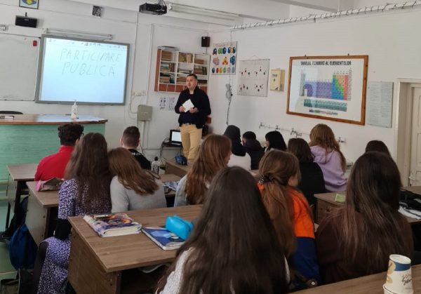 Peste 100 de tineri din Petroșani au participat la cursurile privind participarea publică