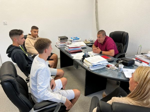 Elevii Liceului Tehnologic ”Retezat” din Uricani se pregătesc pentru Balul Bobocilor