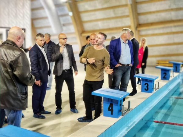 Bazinul de înot de la Vulcan își deschide porțile pentru copii și elevi, dar și pentru pasionații de înot de toate vârstele