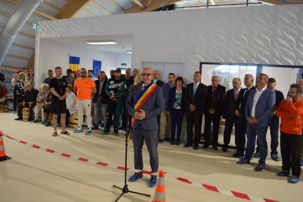 Bazinul de înot de la Vulcan, parte din oferta turistică a orașului și bază de antrenament pentru viitori campioni la natație