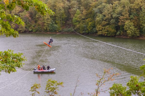 Scenarii periculoase, antrenamente spectaculoase, cu scafandrii ISU, pe lacul Cinciș