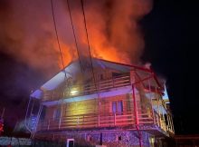Pompierii din Valea Jiului s-au luptat cinci ore pentru a stinge un incendiu la o cabană din Vulcan