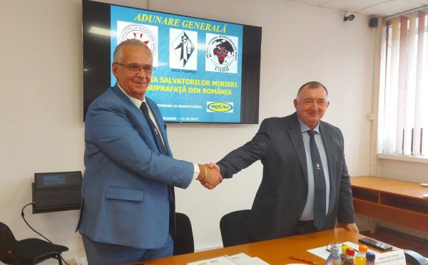 George Artur Găman predă ștafeta conducerii la Asociația Națională a Salvatorilor colegului său Daniel Pupăzan