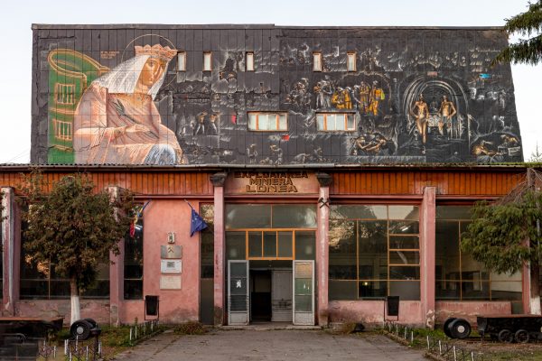 Artă murală dedicată minerilor, pe frontispiciul Minei Lonea