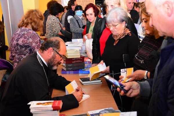 Părintele Constantin Necula, onorant oaspete al Salonului Hunedorean al Cărții