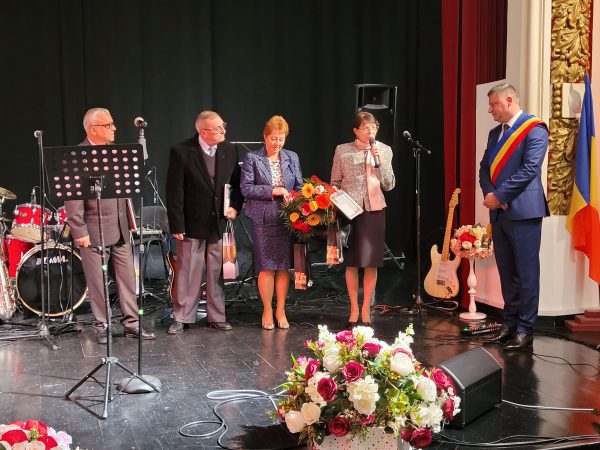 Profesorii din Educație, față în față cu profesorii artei muzicale, la sărbătoarea Zilei Educatorului de la Lupeni