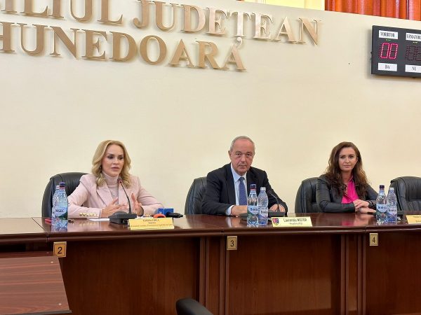 Programele Ministerului Familiei, Tineretului și Egalității de Șanse prezentate la Deva de ministrul Gabriela Firea