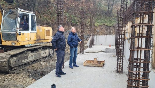 Lucrări în ritm alert pe șantierul viitorului Bazin de înot de la Lupeni