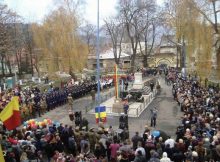 Vulcanul sărbătorește Ziua Națională a României sub arcul de triumf din Parcul Eroilor