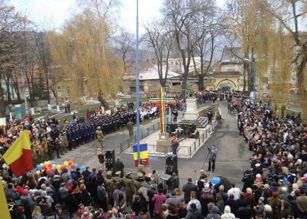 Vulcanul sărbătorește Ziua Națională a României sub arcul de triumf din Parcul Eroilor