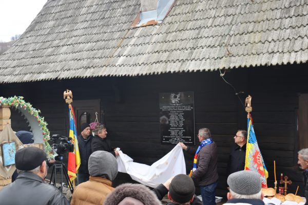 Cinstindu-ne eroii, sărbătorim România !