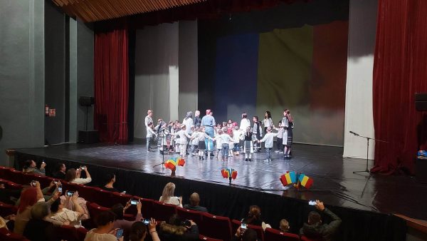 Copilași românași într-un spectacol drăgălaș, de Ziua Națională a României