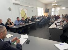 Întâlnire tematică la Prefectura Hunedoara privind modificările serviciului de salubritate din Zona 3 Centru
