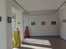 Artistul plastic Aurel Hojda aduce ”Compoziții de culoare” pe simezele galeriei de artă de la Lupeni