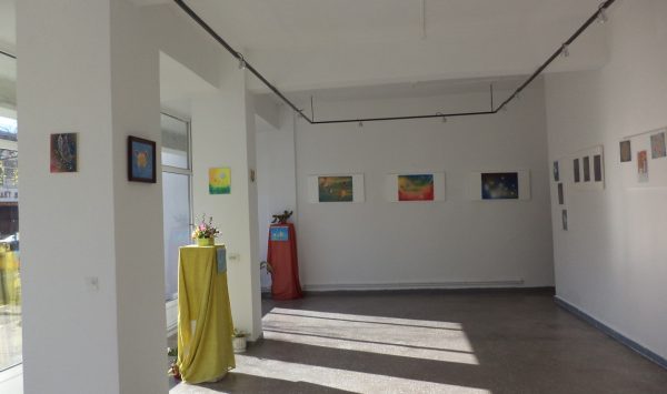 Artistul plastic Aurel Hojda aduce ”Compoziții de culoare” pe simezele galeriei de artă de la Lupeni