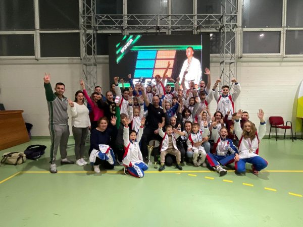 Karatiștii de la Poli Karate Petroșani, 61 de medalii în turneul de karate de la Salonta