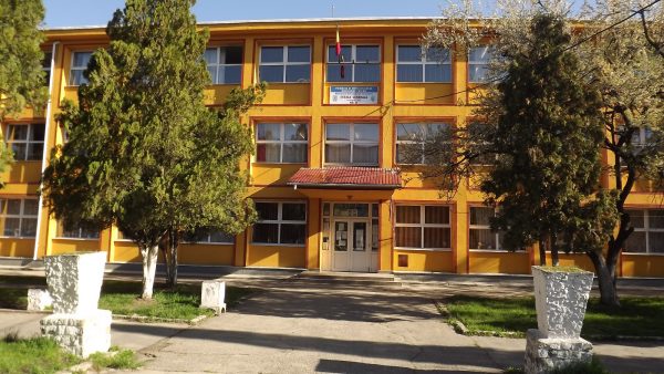 Moment aniversar pentru Școala gimnazială nr. 4 Vulcan, cu întâlniri între generații și lansare de carte