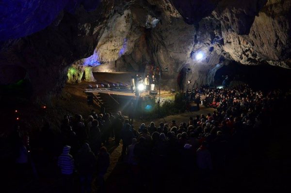 ”Lumina Crăciunului” se aprinde la Peștera Bolii