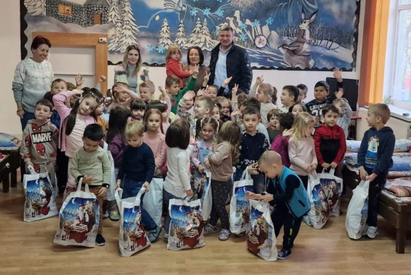 Cadouri și bucurii pentru copiii Văii Jiului, de Moș Nicolae