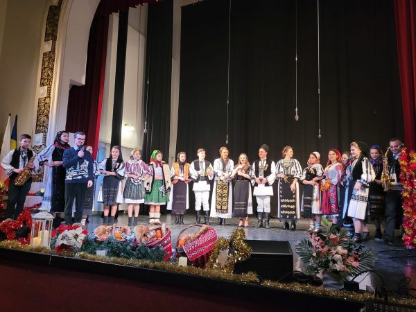 Concert tezaur de colinde românești, în spectacolul de gală al clasei de canto Simona Ionașc